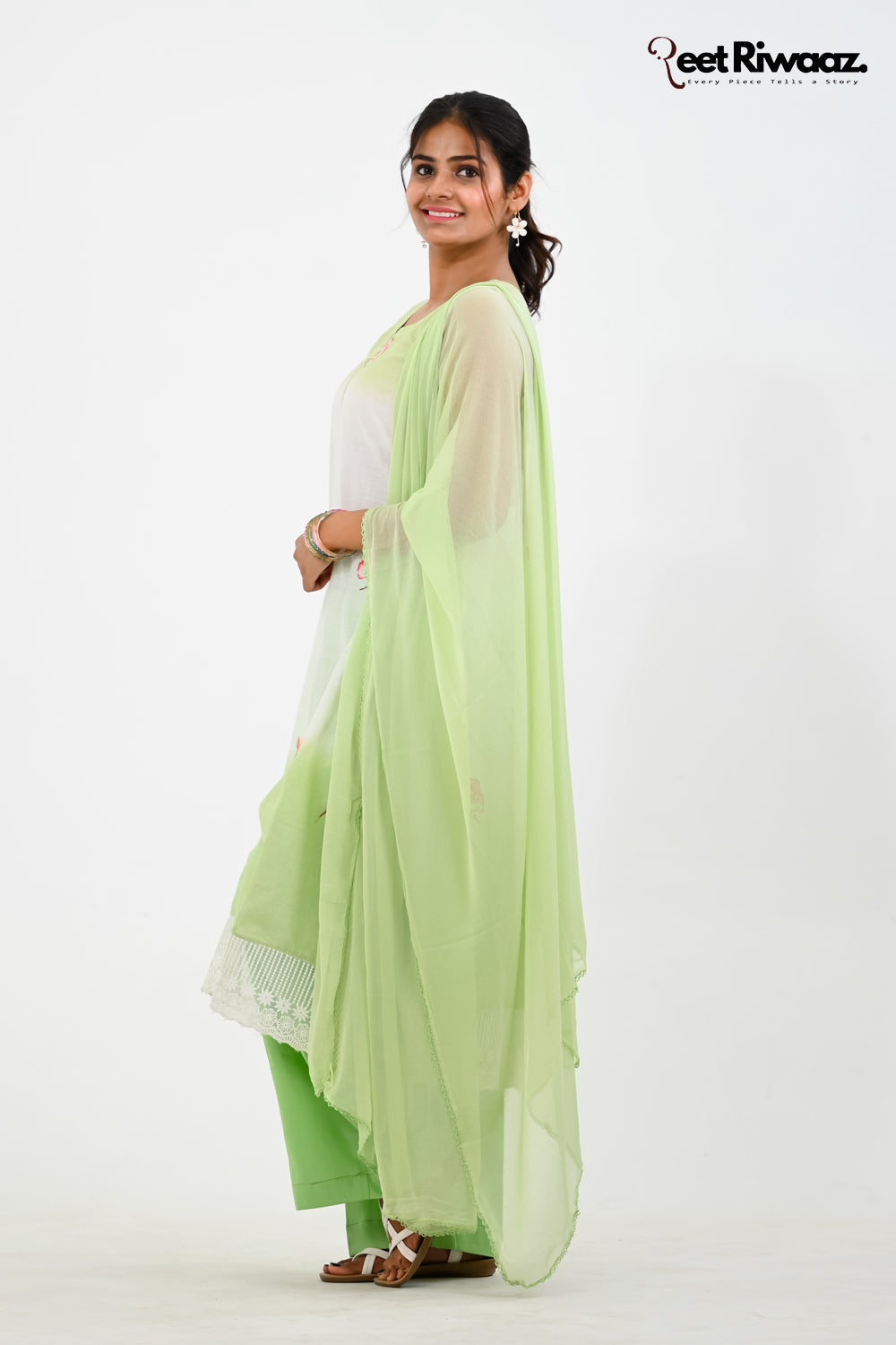 Floral print sleevless suit and dupatta set
