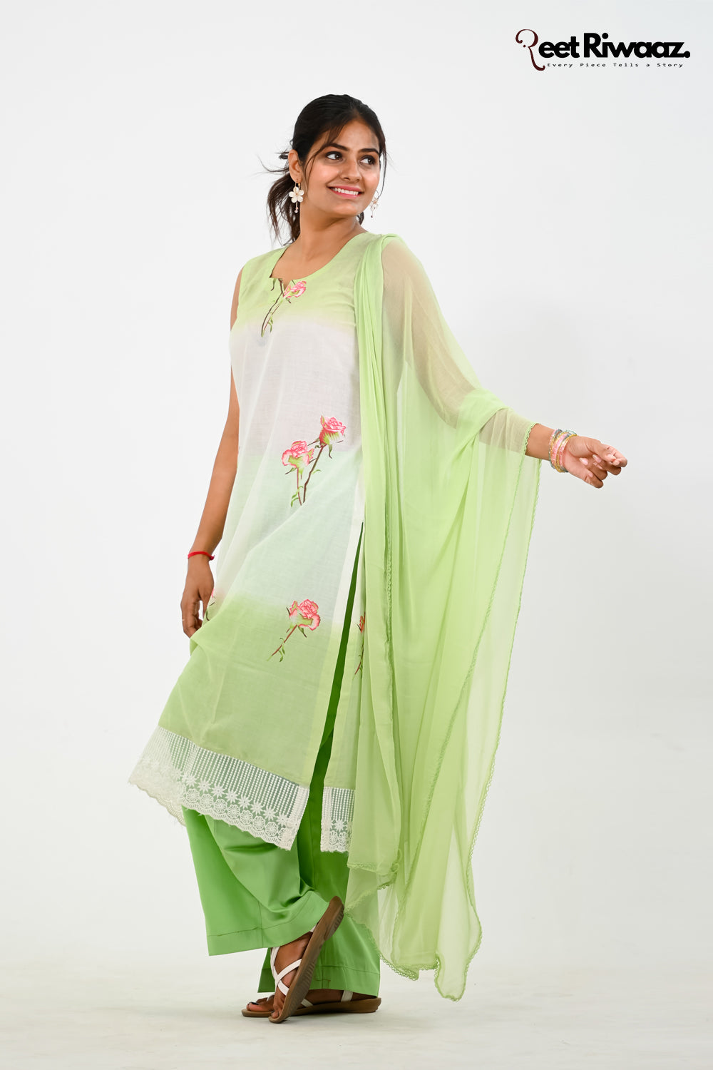 Floral print sleevless suit and dupatta set