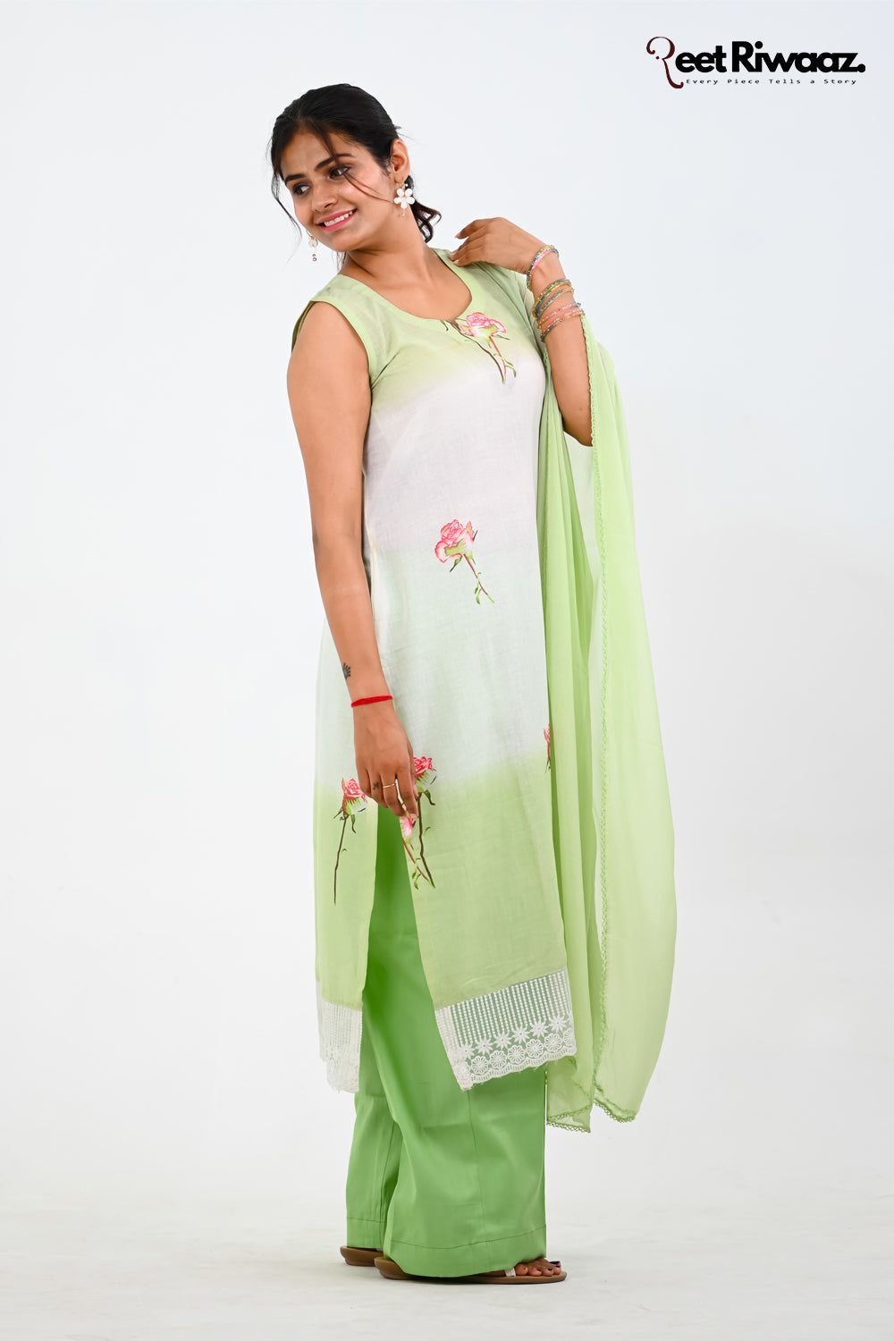 Floral print sleevless suit and dupatta set