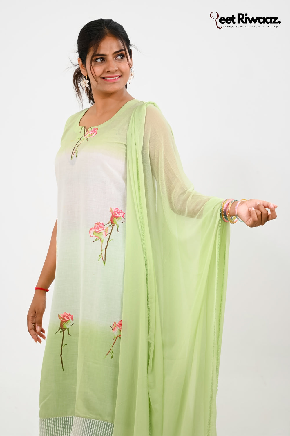 Floral print sleevless suit and dupatta set